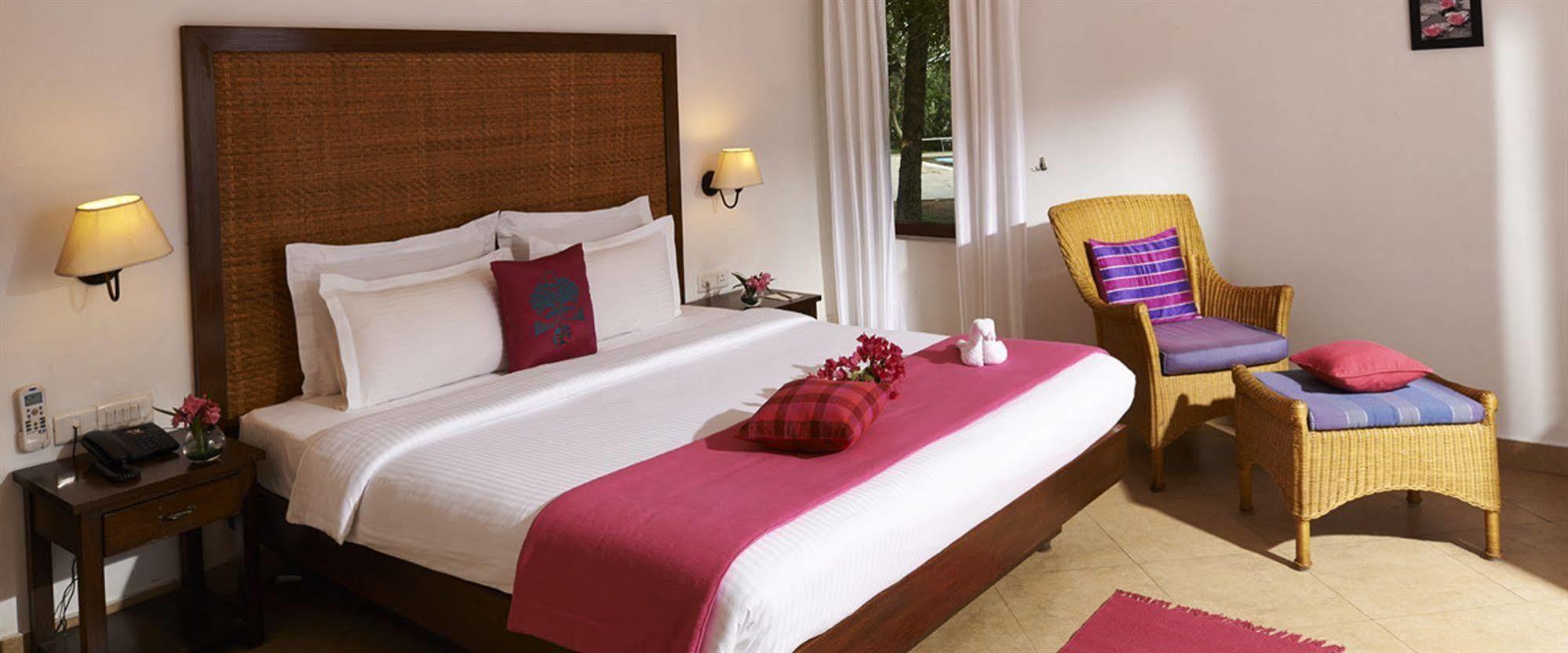 Club Mahindra Ashtamudi Hotel Nindakara Exterior photo